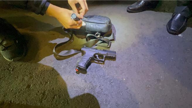 警方查扣鎮暴槍。（三峽警分局提供）