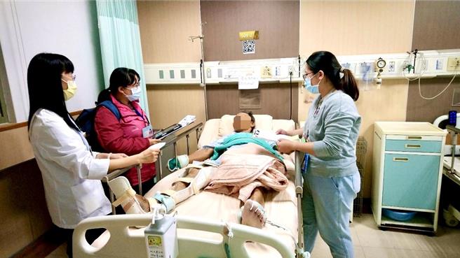 枋寮醫院出院準備服務個管師與長照處照管專員，為即將出院的阿成做失能評估。(屏縣府提供)