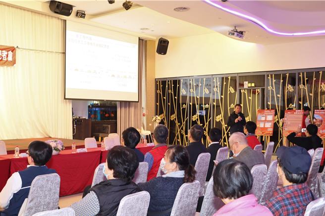 春节将至，公路局今天在苗栗举行记者会，公布春节疏运措施与优惠。（苗栗县政府提供／李京升苗栗传真）