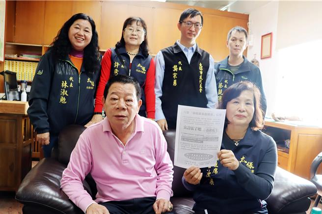 太保市代表会主席叶俊男、副主席官汝浓及代表龚宗勇、林淑勉、许秀燕、蔡觐聪等人表示文宣是由6人制作、发送。（吕妍庭摄）