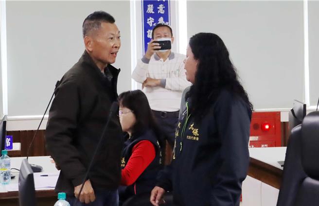 太保市代表会不同立场的代表在休息时间起口角衝突。（吕妍庭摄）