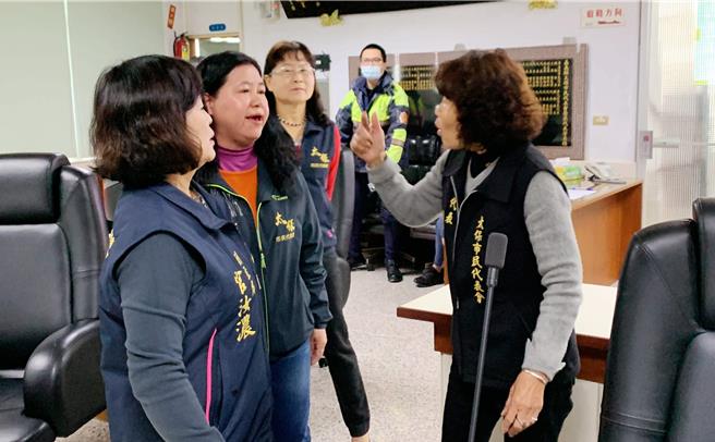 太保市代表会不同立场的代表在休息时间起口角衝突。（吕妍庭摄）