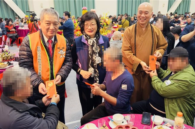 仕招基金会科长周哲仁、新北市社会局长李美珍及元亨寺台北讲堂会常法师一同致赠红包给街友。（吕健豪摄）
