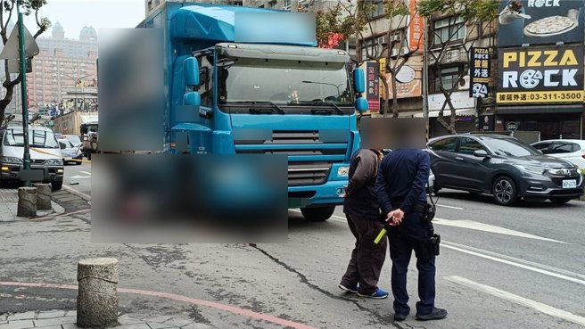 蘆竹區30日嚴重一起嚴重車禍，騎士與貨車發生卡車底死亡。（陳夢茹翻攝）