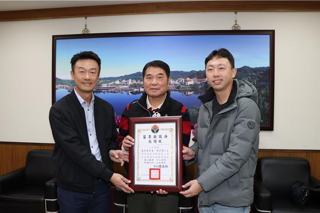 苗栗县长锺东锦颁发感谢状向张氏兄弟致意。（苗栗县政府提供／李京升苗栗传真）