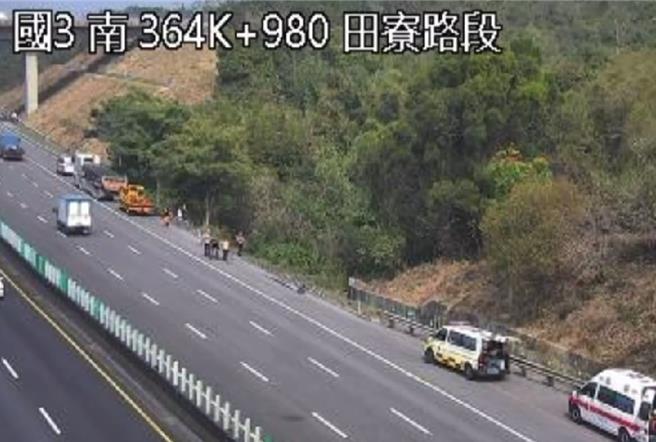 国道3号30日中午发生游览车翻落国道边坡护栏。（翻摄高速高路即时路况／蔡亚桦台北传真）