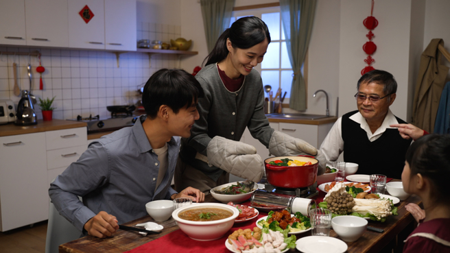 父母相繼離世！暖心姑丈邀他「回家過年」，全場暖哭。(圖:shutterstock/達志)