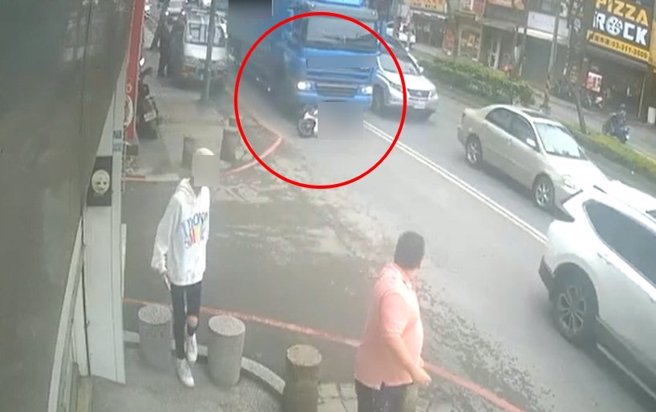 驚悚影像曝！ 蘆竹貨車撞上機車，騎士卡車底當場身亡。（翻攝自影片）