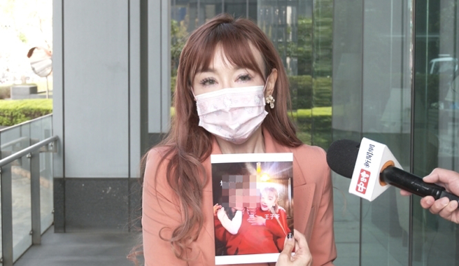 李珍妮秀证据反击：王子苓别泼脏水到我身上。(游定刚拍摄)