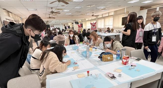 正修科技大學化妝品與時尚彩妝系日前舉辦冬令營活動「唇唇遇凍」，學生學習製作唇蜜。（正修科大提供／林瑞益高雄傳真）