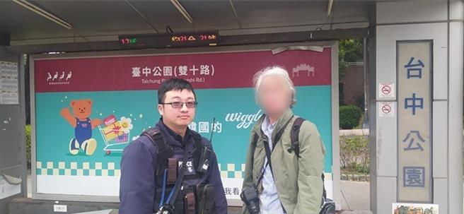日籍旅客澀谷先生遊台中公園迷路，幸經到派出所求助，員警透過手機APP日文翻譯軟體與其對話，貼心協助，讓他大讚台灣的警察好棒。（中市警二分局提供／馮惠宜台中傳真）