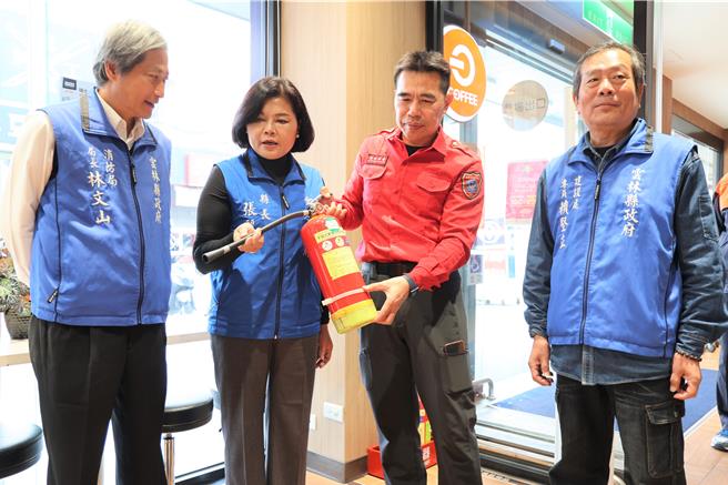 张丽善30日亲自率队到斗六市一家大卖场访视消防设备及动线。（周丽兰摄）