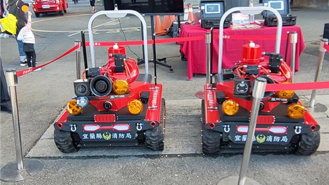 宜兰县消防局在中央未执行该计画前，体恤同仁并以科技救灾为目标，在去年8月12日便优先追加县款预算1340万元，购入救灾机器人（含载运车辆）2组。（宜兰县消防局提供／吴佩蓉宜兰传真）