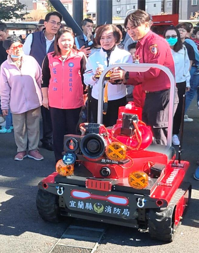 宜兰县消防局在中央未执行该计画前，体恤同仁并以科技救灾为目标，在去年8月12日便优先追加县款预算1340万元，购入救灾机器人（含载运车辆）2组。（宜兰县消防局提供／吴佩蓉宜兰传真）