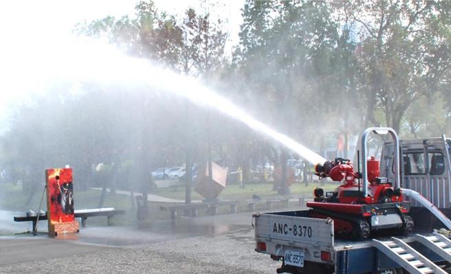 救灾机器人功能有红外线热显及拍摄火场影像，长时间于高温现场涉水，即时传输影像及毒气、热源监控数据，适用危害性高的化学工厂及储槽等火灾。（宜兰县消防局提供／吴佩蓉宜兰传真）