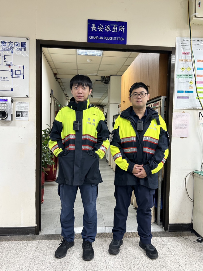 北投分局長安派出所警員陳建銘(左)、賴威安提供警用雨衣外套讓江姓老翁保暖，並通知救護人員到場協助。(警方提供)
