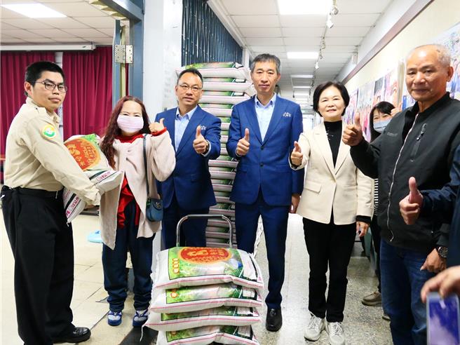 雲林縣北港武德宮財神廟每年捐贈白米給弱勢家庭，至今已逾1甲子，30日捐贈7000公斤白米，另有善心人士捐150公斤，統一由北港鎮公所協助發放給200餘戶低收入戶。（張朝欣攝）