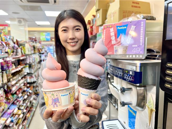 全家Fami!ce與寶可夢合作，2月5日起推雙口味霜淇淋包括「草莓優格」與「巨峰葡萄」口味。（全家提供／朱世凱台北傳真）