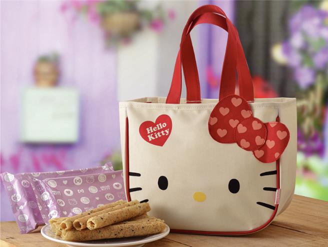 OKmart的HELLO KITTY 芝麻蛋捲首選A禮盒，店取價450元。（摘自OKmart官網／朱世凱台北傳真）