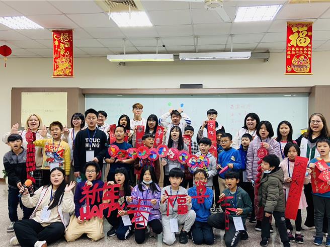 31位大專生陪伴92位國小學童度過寒假生活。（家扶中心提供／李京昇苗栗傳真）