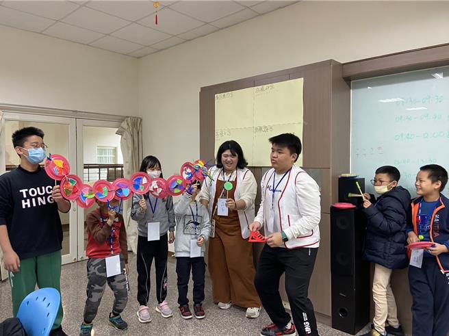 大小朋友們玩中學、學中玩。（家扶中心提供／李京昇苗栗傳真）