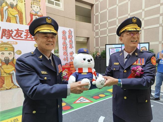 嘉义市警察局长沈炳信（左）1月17日才上任，由前局长陈炯旭手中接棒拚治安，28日即发生林炜轩议员遭殴打事件。（廖素慧摄）