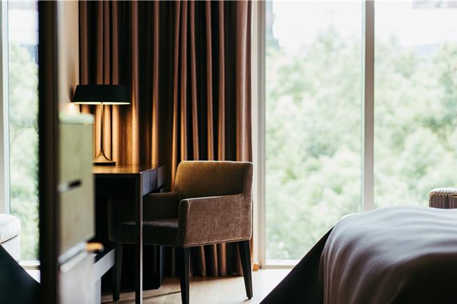 慕轩饭店「迎春特惠 晨曦树海」住房专案，含两客自助式早餐、义大利品牌ACCA KAPPA三件旅行组，前30组客人再加码赠一日交通票卡。(国泰饭店观光事业提供)