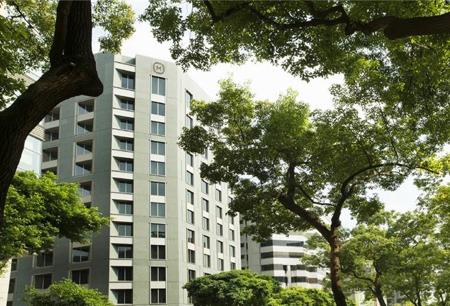 慕轩饭店倚着台北最美的敦化林荫大道，以低调豪华和优雅闻名，连三年名列「台北米其林指南推荐旅宿」肯定。(国泰饭店观光事业提供)