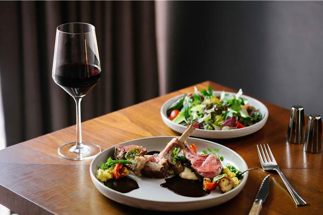 民眾在GUSTOSO义大利餐厅消费满3500元，可参加期间限定的「新春扭蛋」抽奖活动。(国泰饭店观光事业提供)