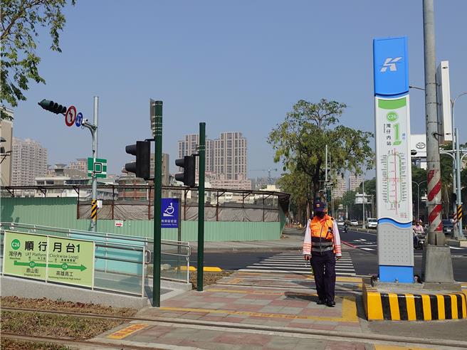 有民眾发现高雄轻轨C26湾仔内站、C27鼎山街站列车站名已更改，车站部分则尚无变更，有居民担心三民就部落「湾仔内」恐从站名中消失。（任义宇摄）