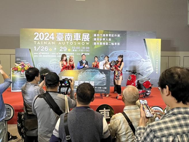 台南車展滿額摸彩抽出兩輪電動車(圖片來源：台南經發局提供)