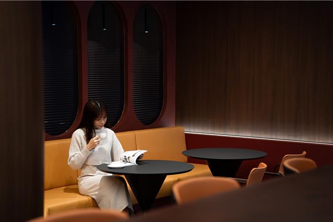 星宇航空第二航厦全新贵宾室，携手「本事设计」合作，以时空列车的穿越之旅为概念，串连起旅客与飞行之间。（星宇航空提供／蔡亚桦台北传真）