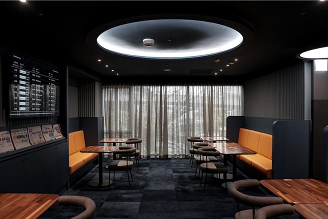 商务舱空间则以莫兰迪色系为主调，採用大量线条与弧形设计展现出开阔舒适的氛围。（星宇航空提供／蔡亚桦台北传真）