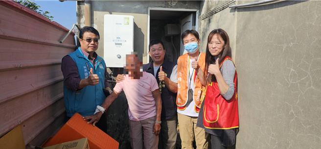 嘉县卫生局结合华山基金会、舜禹慈善基金会前往关心老翁，并协助安装热水器。（嘉义县政府提供∕吕妍庭嘉义传真）