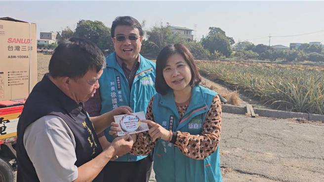 嘉义县卫生局长赵纹华（右）呼吁民眾多关心身边亲友，给予支持，让对方心灵不孤单！（嘉义县政府提供∕吕妍庭嘉义传真）