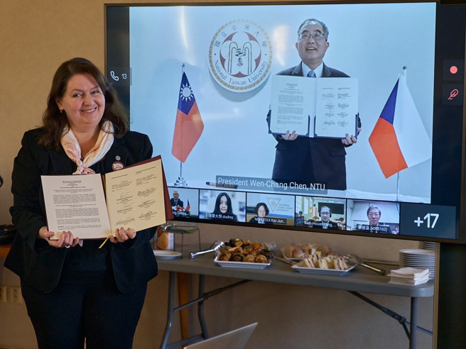 国立臺湾大学陈文章校长与查理士大学(Charles University)校长克莉丝可娃（Milena Králíčková）代表臺捷大学联盟签署合作备忘录。(照片/教育部提供)