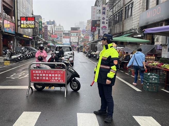 竹南鎮第二傳統市場春節期間將開放自由街中線停放機車。（警方提供／李京昇苗栗傳真）