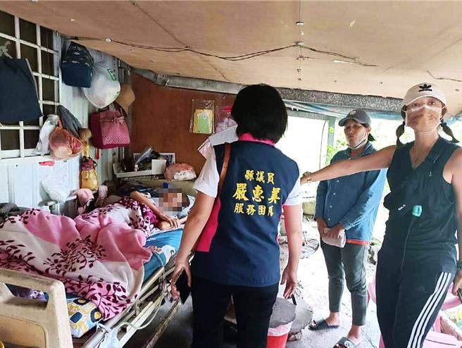 台东胡姓女子瘫痪卧床，长年「连人带床」睡在仅有屋檐遮蔽的前廊。（读者提供／萧嘉蕙台东传真）
