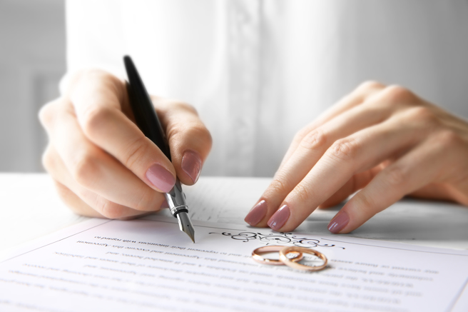 国外一名女子与未婚夫签婚前协议，内容规定婚后每周上床次数，让她看了很傻眼。(示意图/shutterstock/达志)