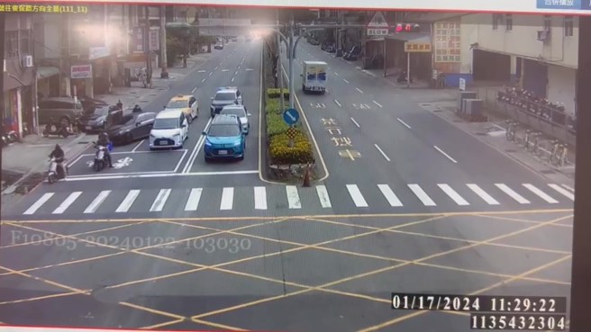 新北市中和警方17日於中山路、員山路口發現自小客車註記遭侵占車輛，遂沿路跟隨欲予攔查，詎料該車卻加速逃逸。（翻攝畫面）