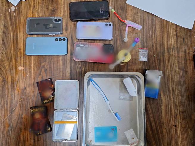 警方當場查獲游嫌，另有朱女、張男及江女在場，並起獲安非他命1包（毛重：0.8公克）、愷他命殘渣袋1包、K盤1只、毒品咖啡包6包（總毛重：19公克）、手機7支等證物。（圖／警方提供）