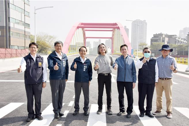 龙德桥今天宣布通车，高雄市工务局表示要要拚3月全线通车到民族路，纾解大顺一路庞大车流。（工务局提供／任义宇高雄传真）