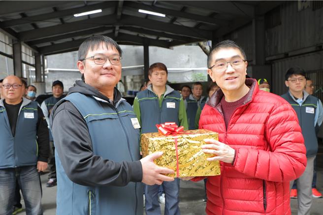 基隆市长谢国梁（右）30日至清洁队班部，在环保局长马仲豪陪同下，慰勉终年辛勤的清洁队员。谢并宣布，2月1日起「清洁奖金」视绩效最高可领1万元；「驾驶安全奖金」上限由600元提高为1500元。（基隆市政府提供／徐佑升基隆传真）