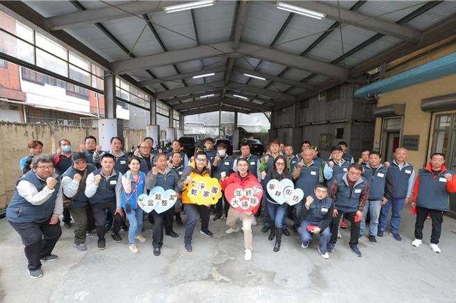 基隆市长谢国梁（前排右四）30日至清洁队班部，在环保局长马仲豪（前排左六）陪同下，慰勉终年辛勤的清洁队员。谢并宣布，2月1日起「清洁奖金」视绩效最高可领1万元；「驾驶安全奖金」上限由600元提高为1500元。（基隆市政府提供／徐佑升基隆传真）