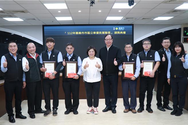 嘉義市長黃敏惠今天頒獎表揚4位市區公車優良駕駛。（嘉義市政府提供／廖素慧嘉市傳真）