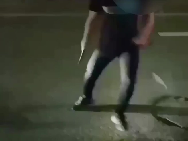 因按鸣喇叭提醒前方驾驶不当变换车道，却引起对方驾驶不满，竟沿途按鸣喇叭叫嚣，被害人受到惊吓将车辆停靠路边，对方竟也停车，并下车手持刀械挥舞呛声后驶离。（翻摄画面）