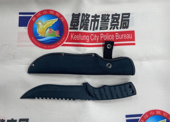 警方案发10小时内即查缉23岁犯嫌王男到案，并起获犯案工具刀械1把。（图／警方提供）