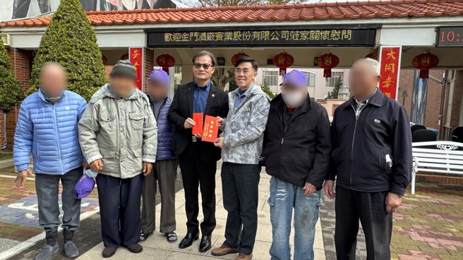 金酒公司寒冬送暖，今日特別由董事長吳昆璋(中)率隊走訪地區弱勢團體進行年節關懷活動，除分別致贈慰問金外，也表達金酒對弱勢團體的照顧之意。(于家麒攝)