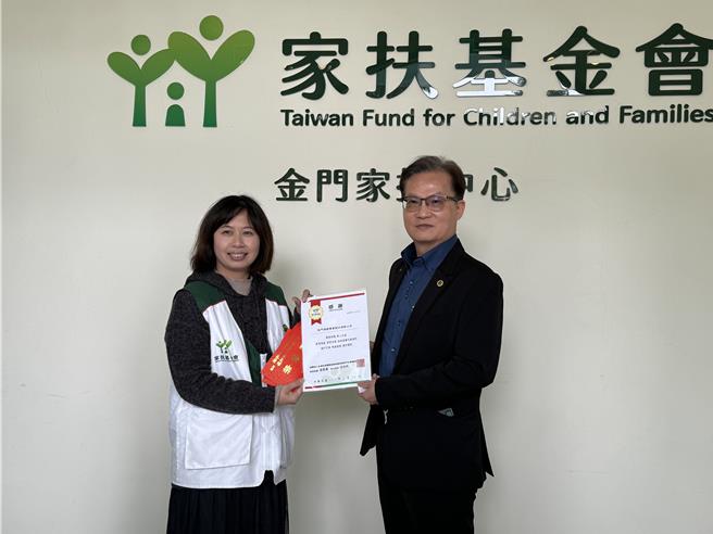 金酒公司今日由董事長吳昆璋(右)率隊走訪地區弱勢團體進行年節關懷並致贈慰問金，家扶中心主任洪依帆(左)也回贈感謝狀給金酒以表感謝之意。(于家麒攝)