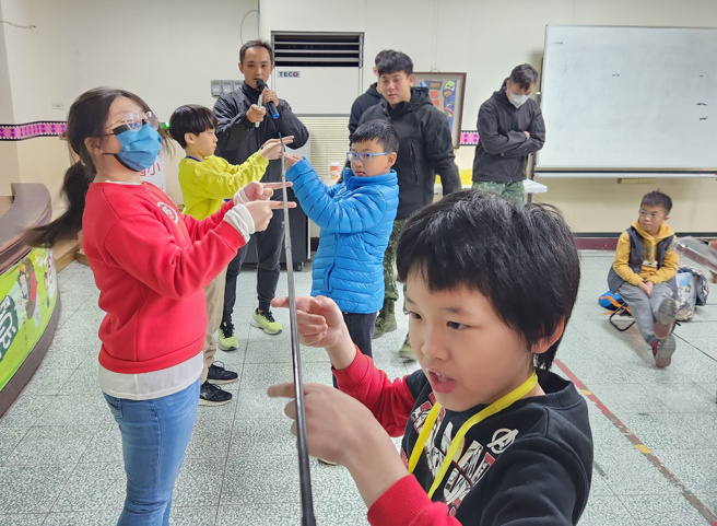 国防On Line寒假育乐营-齐眉棍团体竞赛活动。(照片/新北市政府教育局提供)